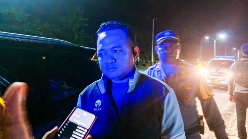 Kapolres Mimika, AKBP Billyandja Budiman, diwawancarai awak media usai mengamankan aksi saling serang di Jalan Cenderawasih, Timika, Papua Tengah. ( Foto: Galeri Papua/ Kevin Kurni)