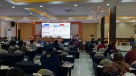 Narasumber sedang memaparkan materi kepada peserta sosialisasi di Multipurpose Room Grand Tembaga Hotel, Jumat (12/6/2026). (Foto: Galeri Papua/Ahmad)