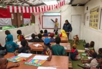 Kegiatan belajar mengajar Honai Polsek Belajar di Tembagapura, Mimika, Papua Tengah. (Foto: Istimewa)
