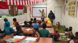Kegiatan belajar mengajar Honai Polsek Belajar di Tembagapura, Mimika, Papua Tengah. (Foto: Istimewa)