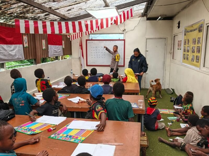 Kegiatan belajar mengajar Honai Polsek Belajar di Tembagapura, Mimika, Papua Tengah. (Foto: Istimewa)