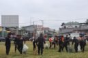 Personel gabungan Polres Mimika dan Brimob Yon B Pelopor melaksanakan aksi pembersihan lingkungan dalam Gerakan Indonesia ASRI di Lapangan Eks Pasar Lama, Mimika, Papua Tengah, Jumat (12/6/2026). (Foto: Istimewa)