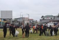 Personel gabungan Polres Mimika dan Brimob Yon B Pelopor melaksanakan aksi pembersihan lingkungan dalam Gerakan Indonesia ASRI di Lapangan Eks Pasar Lama, Mimika, Papua Tengah, Jumat (12/6/2026). (Foto: Istimewa)