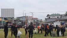 Personel gabungan Polres Mimika dan Brimob Yon B Pelopor melaksanakan aksi pembersihan lingkungan dalam Gerakan Indonesia ASRI di Lapangan Eks Pasar Lama, Mimika, Papua Tengah, Jumat (12/6/2026). (Foto: Istimewa)