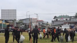 Personel gabungan Polres Mimika dan Brimob Yon B Pelopor melaksanakan aksi pembersihan lingkungan dalam Gerakan Indonesia ASRI di Lapangan Eks Pasar Lama, Mimika, Papua Tengah, Jumat (12/6/2026). (Foto: Istimewa)