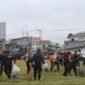 Personel gabungan Polres Mimika dan Brimob Yon B Pelopor melaksanakan aksi pembersihan lingkungan dalam Gerakan Indonesia ASRI di Lapangan Eks Pasar Lama, Mimika, Papua Tengah, Jumat (12/6/2026). (Foto: Istimewa)