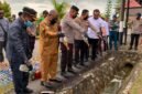 Momen pemusnahan barang bukti minuman keras di Mapolres Mimika, Jalan Agimuga, Mile 32, Mimika, Papua Tengah, Senin (15/6/2026). (Foto: Galeri Papua/Ahmad)