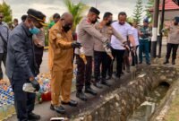 Momen pemusnahan barang bukti minuman keras di Mapolres Mimika, Jalan Agimuga, Mile 32, Mimika, Papua Tengah, Senin (15/6/2026). (Foto: Galeri Papua/Ahmad)