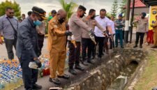 Momen pemusnahan barang bukti minuman keras di Mapolres Mimika, Jalan Agimuga, Mile 32, Mimika, Papua Tengah, Senin (15/6/2026). (Foto: Galeri Papua/Ahmad)