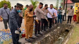 Momen pemusnahan barang bukti minuman keras di Mapolres Mimika, Jalan Agimuga, Mile 32, Mimika, Papua Tengah, Senin (15/6/2026). (Foto: Galeri Papua/Ahmad)