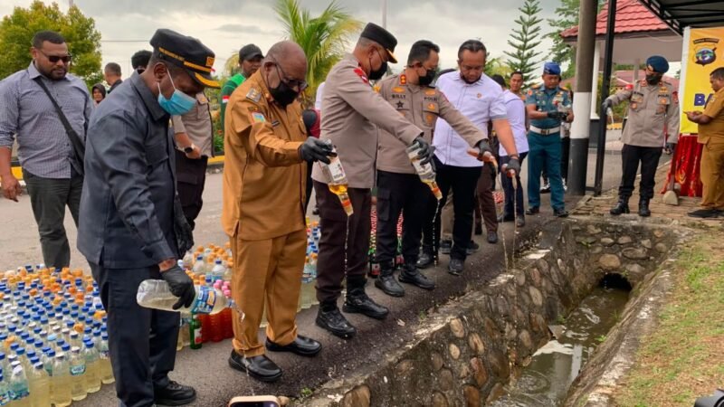 Momen pemusnahan barang bukti minuman keras di Mapolres Mimika, Jalan Agimuga, Mile 32, Mimika, Papua Tengah, Senin (15/6/2026). (Foto: Galeri Papua/Ahmad)