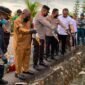 Momen pemusnahan barang bukti minuman keras di Mapolres Mimika, Jalan Agimuga, Mile 32, Mimika, Papua Tengah, Senin (15/6/2026). (Foto: Galeri Papua/Ahmad)