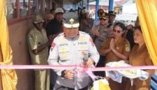 Peresmian MCK sekolah di Pulau Karaka, Distrik Mimika Timur Jauh, Mimika, Papua Tengah, Senin (25/6/2026). (Foto: Istimewa/Polres Mimika)
