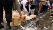 Lebih dari 3000 Minuman keras ilegal yang berhasil diamankan dan dimusnahkan aparat gabungan dalam operasi pengawasan yang berlangsung sepanjang Januari hingga Juni 2026. (Foto: Galeri Papua/Ahmad)