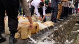 Lebih dari 3000 Minuman keras ilegal yang berhasil diamankan dan dimusnahkan aparat gabungan dalam operasi pengawasan yang berlangsung sepanjang Januari hingga Juni 2026. (Foto: Galeri Papua/Ahmad)