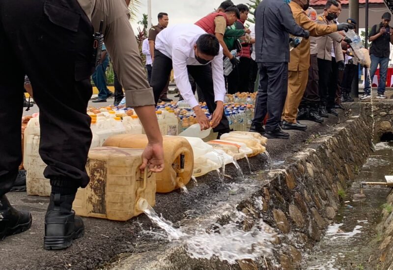 Lebih dari 3000 Minuman keras ilegal yang berhasil diamankan dan dimusnahkan aparat gabungan dalam operasi pengawasan yang berlangsung sepanjang Januari hingga Juni 2026. (Foto: Galeri Papua/Ahmad)
