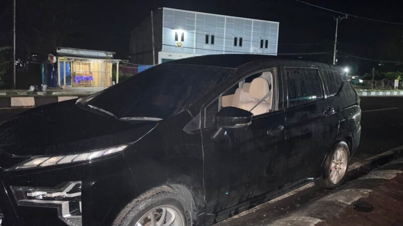 Tampak mobil milik jurnalis di Mimika yang menjadi korban pencurian dengan cara memecah kaca. (Foto: Istimewa)