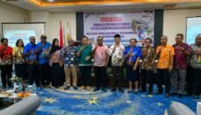 Foto bersama pada pembukaan kegiatan sosialisasi di Ballroom Hotel Horison Ultima Timika, Kamis (18/6/2026). (Foto: Galeri Papua/Ahmad)