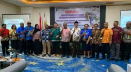 Foto bersama pada pembukaan kegiatan sosialisasi di Ballroom Hotel Horison Ultima Timika, Kamis (18/6/2026). (Foto: Galeri Papua/Ahmad)