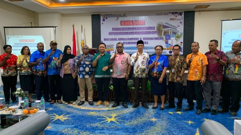 Foto bersama pada pembukaan kegiatan sosialisasi di Ballroom Hotel Horison Ultima Timika, Kamis (18/6/2026). (Foto: Galeri Papua/Ahmad)