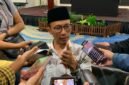 Kepala Disdukcapil Kabupaten Mimika, Slamet Sutejo saat diwawancarai di Ballroom Hotel Horison Ultima Timika, Kamis (18/6/2026). (Foto: Galeri Papua/Ahmad)