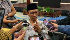 Kepala Disdukcapil Kabupaten Mimika, Slamet Sutejo saat diwawancarai di Ballroom Hotel Horison Ultima Timika, Kamis (18/6/2026). (Foto: Galeri Papua/Ahmad)