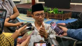 Kepala Disdukcapil Kabupaten Mimika, Slamet Sutejo saat diwawancarai di Ballroom Hotel Horison Ultima Timika, Kamis (18/6/2026). (Foto: Galeri Papua/Ahmad)