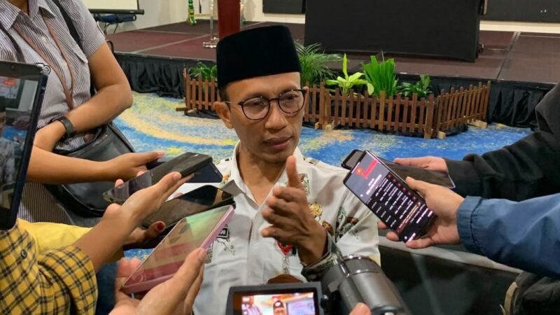 Kepala Disdukcapil Kabupaten Mimika, Slamet Sutejo saat diwawancarai di Ballroom Hotel Horison Ultima Timika, Kamis (18/6/2026). (Foto: Galeri Papua/Ahmad)