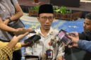 Kepala Disdukcapil Kabupaten Mimika, Slamet Sutejo saat diwawancarai di Ballroom Hotel Horison Ultima Timika, Kamis (18/6/2026). (Foto: Galeri Papua/Ahmad)