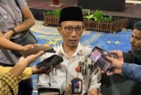 Kepala Disdukcapil Kabupaten Mimika, Slamet Sutejo saat diwawancarai di Ballroom Hotel Horison Ultima Timika, Kamis (18/6/2026). (Foto: Galeri Papua/Ahmad)