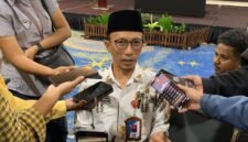 Kepala Disdukcapil Kabupaten Mimika, Slamet Sutejo saat diwawancarai di Ballroom Hotel Horison Ultima Timika, Kamis (18/6/2026). (Foto: Galeri Papua/Ahmad)