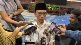 Kepala Disdukcapil Kabupaten Mimika, Slamet Sutejo saat diwawancarai di Ballroom Hotel Horison Ultima Timika, Kamis (18/6/2026). (Foto: Galeri Papua/Ahmad)