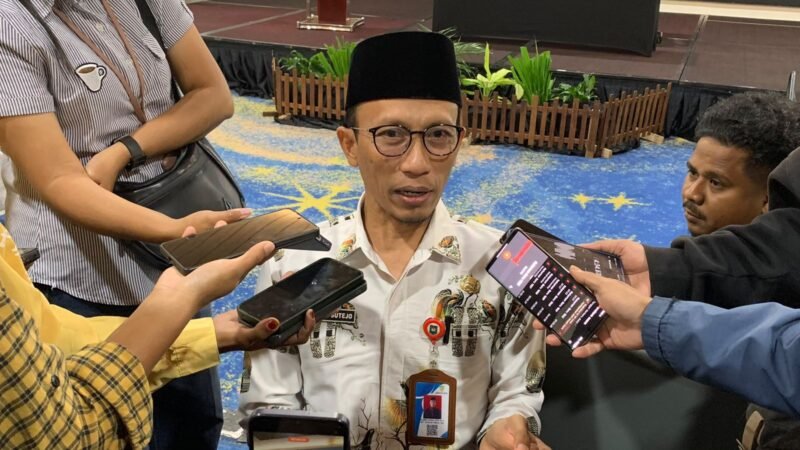 Kepala Disdukcapil Kabupaten Mimika, Slamet Sutejo saat diwawancarai di Ballroom Hotel Horison Ultima Timika, Kamis (18/6/2026). (Foto: Galeri Papua/Ahmad)