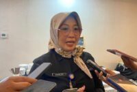 Sekertaris Dinas Kesehatan Mimika, Dr. Sisma HL, saat diwawancarai awak media.(Foto: Galeri Papua/Kevin Kurni)