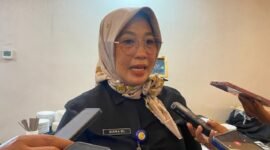 Sekertaris Dinas Kesehatan Mimika, Dr. Sisma HL, saat diwawancarai awak media.(Foto: Galeri Papua/Kevin Kurni)