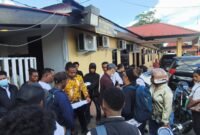 Para Pencaker yang menjadi Korban penipuan membuat Laporan Polisi di Polres Mimika. (Foto: Galeri Papua/Kevin Kurni)