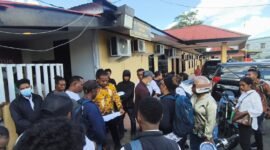 Para Pencaker yang menjadi Korban penipuan membuat Laporan Polisi di Polres Mimika. (Foto: Galeri Papua/Kevin Kurni)