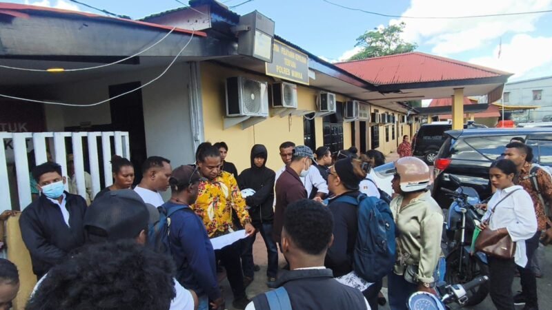 Para Pencaker yang menjadi Korban penipuan membuat Laporan Polisi di Polres Mimika. (Foto: Galeri Papua/Kevin Kurni)