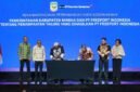 Presiden Direktur PTFI Tony Wenas dan Bupati Mimika Johannes Rettob saat penandatanganan Nota Kesepahaman antara Pemkab Mimika dan PTFI tentang Pemanfaatan Tailing yang Dihasilkan PTFI di Jakarta, 17 Juni 2026. (Foto: Istimewa/Dok. PTFI)