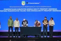 Presiden Direktur PTFI Tony Wenas dan Bupati Mimika Johannes Rettob saat penandatanganan Nota Kesepahaman antara Pemkab Mimika dan PTFI tentang Pemanfaatan Tailing yang Dihasilkan PTFI di Jakarta, 17 Juni 2026. (Foto: Istimewa/Dok. PTFI)