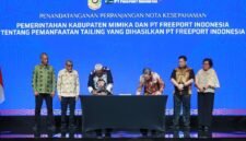 Presiden Direktur PTFI Tony Wenas dan Bupati Mimika Johannes Rettob saat penandatanganan Nota Kesepahaman antara Pemkab Mimika dan PTFI tentang Pemanfaatan Tailing yang Dihasilkan PTFI di Jakarta, 17 Juni 2026. (Foto: Istimewa/Dok. PTFI)