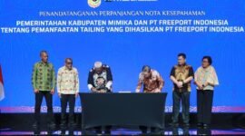 Presiden Direktur PTFI Tony Wenas dan Bupati Mimika Johannes Rettob saat penandatanganan Nota Kesepahaman antara Pemkab Mimika dan PTFI tentang Pemanfaatan Tailing yang Dihasilkan PTFI di Jakarta, 17 Juni 2026. (Foto: Istimewa/Dok. PTFI)