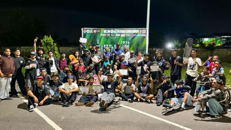 Foto bersama usai kegiatan Go Skateboarding Day 2026 di Pasar Sentral Timika, Papua Tengah, Sabtu (20/6/2026). (Foto: Galeri Papua/Endy Langobelen)