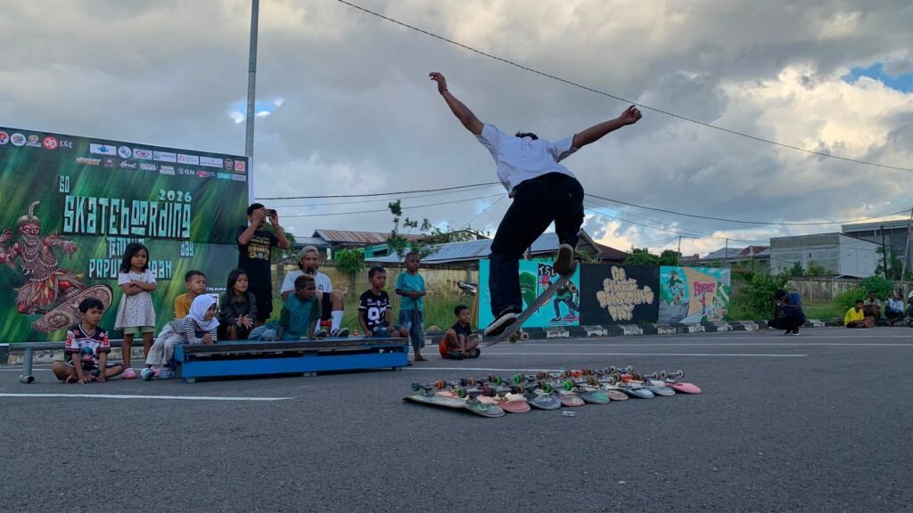 Seorang Skateboarder sedang memacu papan seluncurnya dan melakukan salah satu Trick pada permainan Skateboard dalam memperingati hari Skateboard Sedunia atau yang lebih dikenal dengan Go Skateboarding Day di Pasar Sentral Timika, Sabtu (20/6/2026). (Foto: Galeri Papua/Ahmad)