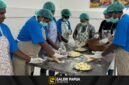 Para peserta mengikuti pelatihan praktik mengolah bahan makanan berbahan pangan lokal bergizi. (Foto: Istimewa/Dok. PTFI)