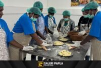 Para peserta mengikuti pelatihan praktik mengolah bahan makanan berbahan pangan lokal bergizi. (Foto: Istimewa/Dok. PTFI)