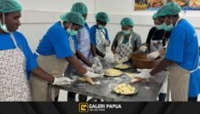 Para peserta mengikuti pelatihan praktik mengolah bahan makanan berbahan pangan lokal bergizi. (Foto: Istimewa/Dok. PTFI)
