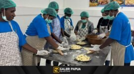 Para peserta mengikuti pelatihan praktik mengolah bahan makanan berbahan pangan lokal bergizi. (Foto: Istimewa/Dok. PTFI)