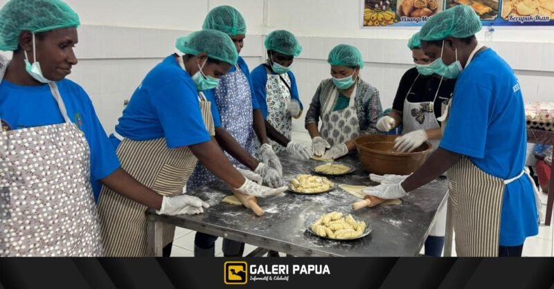 Para peserta mengikuti pelatihan praktik mengolah bahan makanan berbahan pangan lokal bergizi. (Foto: Istimewa/Dok. PTFI)