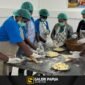 Para peserta mengikuti pelatihan praktik mengolah bahan makanan berbahan pangan lokal bergizi. (Foto: Istimewa/Dok. PTFI)